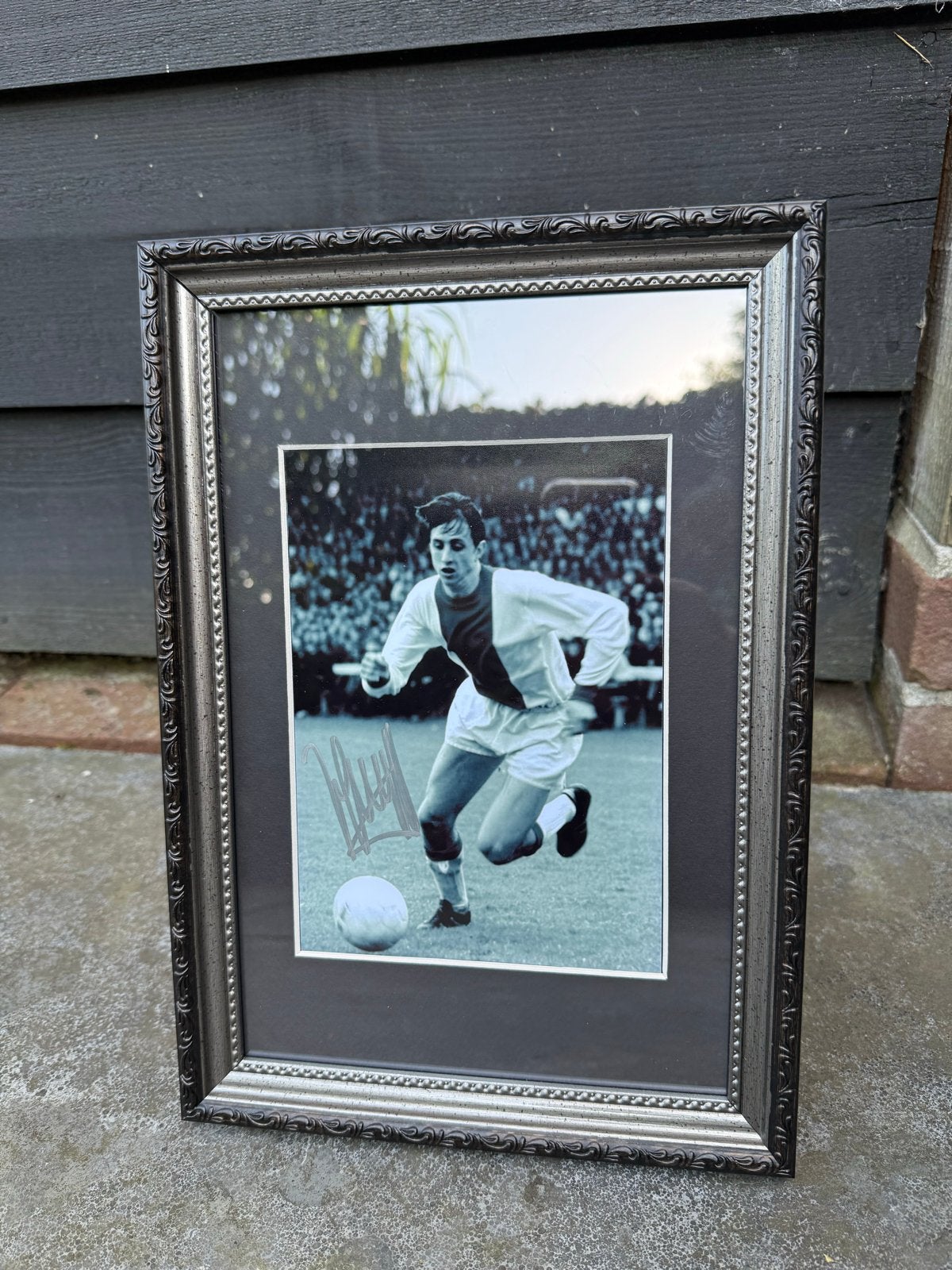 Gesigneerde foto Johan Cruijff - Voetballegende, Ophalen of Verzenden, Nieuw, Ajax, Poster, Plaatje of Sticker