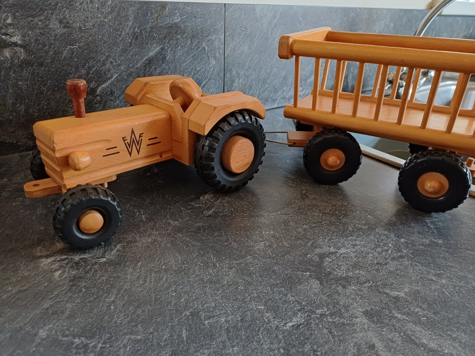Houten FWF Tractor met Kar - 26 cm, Ophalen of Verzenden, Gebruikt, Duw- of Trekspeelgoed