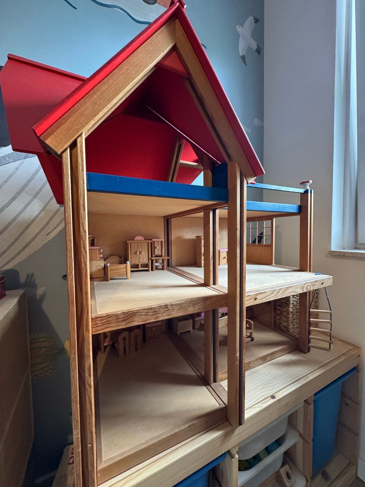 Groot houten poppenhuis met meubels, Ophalen, Gebruikt, Poppenhuis
