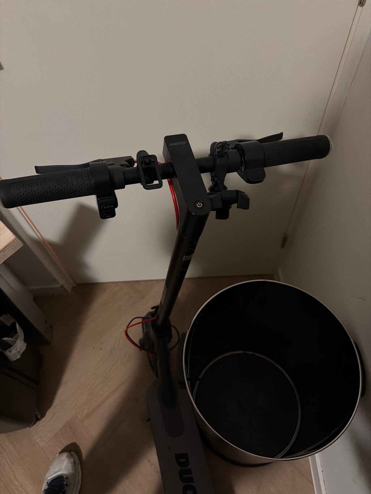 Ducati elektrische step met lekke voorband, Fietsen en Brommers, Steps, Ophalen of Verzenden, Nieuw, Elektrische step (E-scooter)