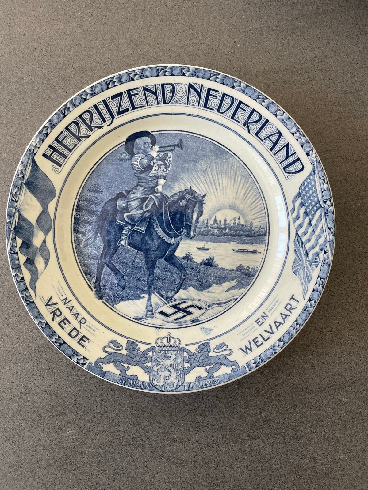 Bord 'Herrijzend Nederland' Société Céramique Maastricht, Antiek en Kunst, Ophalen