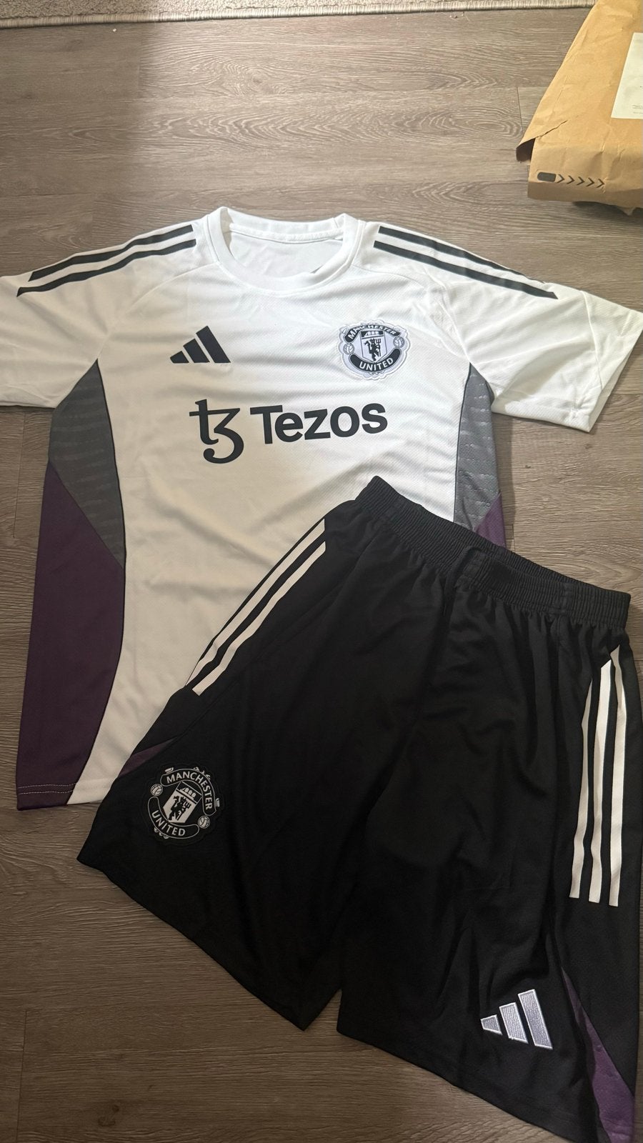 Manchester United Trainingspak 2026 - Maat M, Kleding | Heren, Nieuw, Ophalen of Verzenden, Voetbal, Meerkleurig