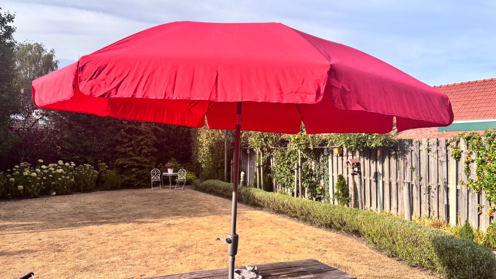 Te koop mooie rooie parasol, Ophalen, Kantelbaar, 2 tot 3 meter, Zo goed als nieuw