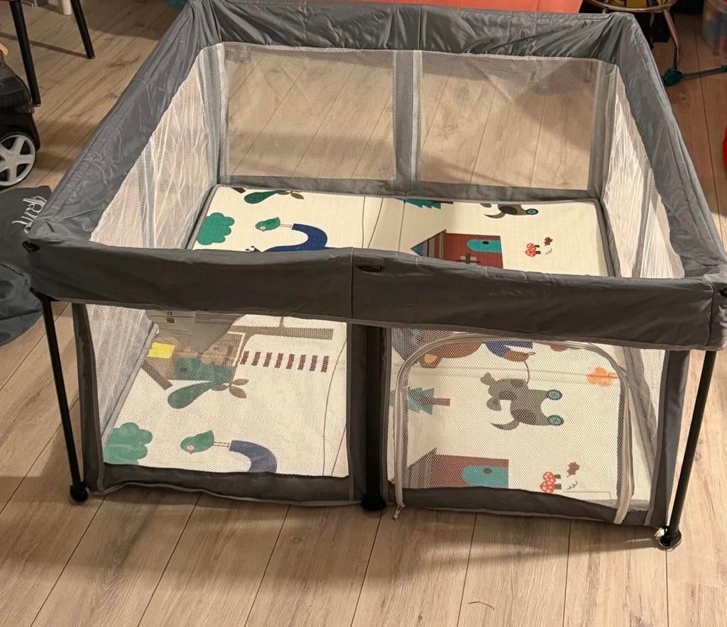Lucellia Grondbox 125x125cm met speelmat en ballen, Ophalen, Zo goed als nieuw, Vierkant, Boxkleed