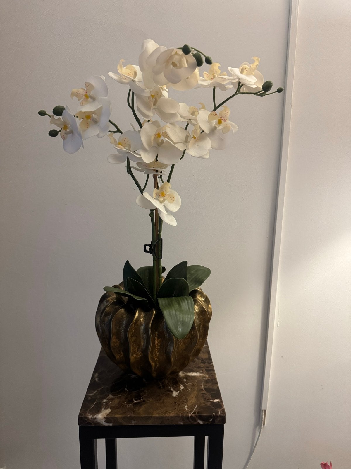 Prachtige kunstorchidee in gouden pot, Binnen, Kunstbloem, Ophalen of Verzenden, Kunststof
