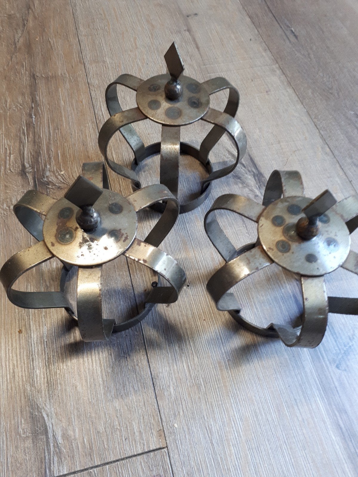 3 kleine metalen kroontjes, Ophalen of Verzenden