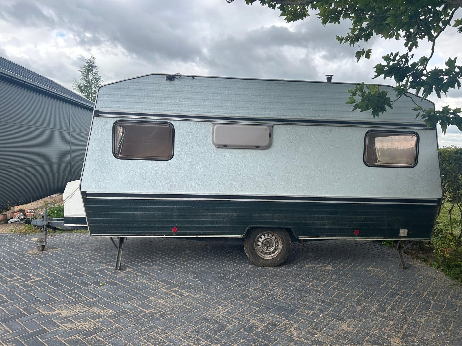 Gezellige en kleurrijke caravan, perfect als jeugdhonk,, Uitbouw voortent, Particulier, 500 - 750 kg, Tot en met 4