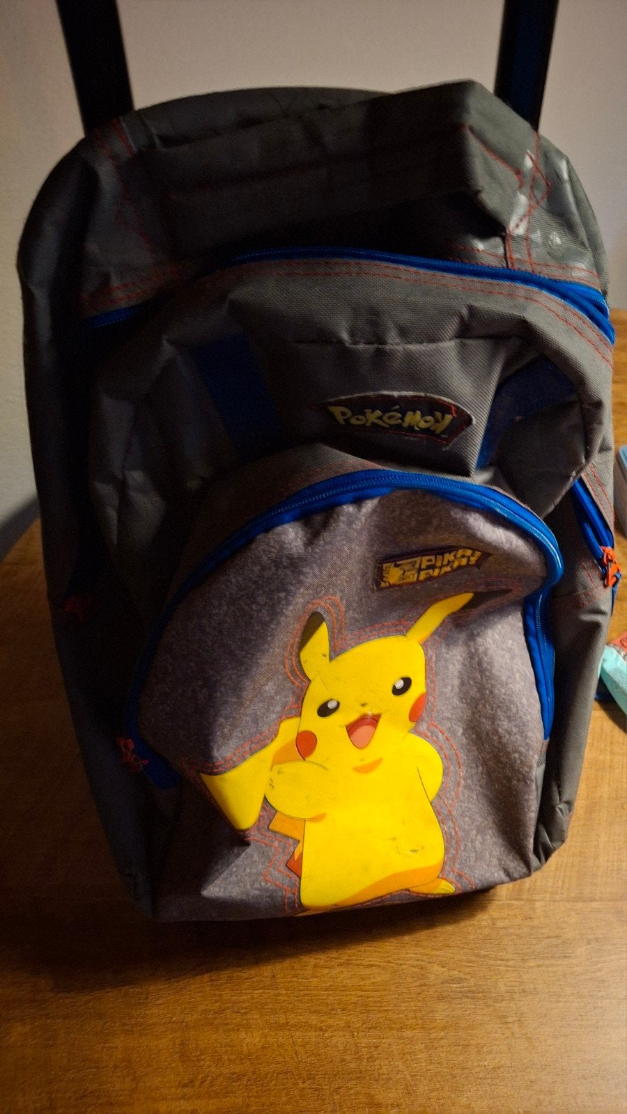 Pokémon Pikachu Rugzak op wieltjes - Grijs/Blauw, Ophalen