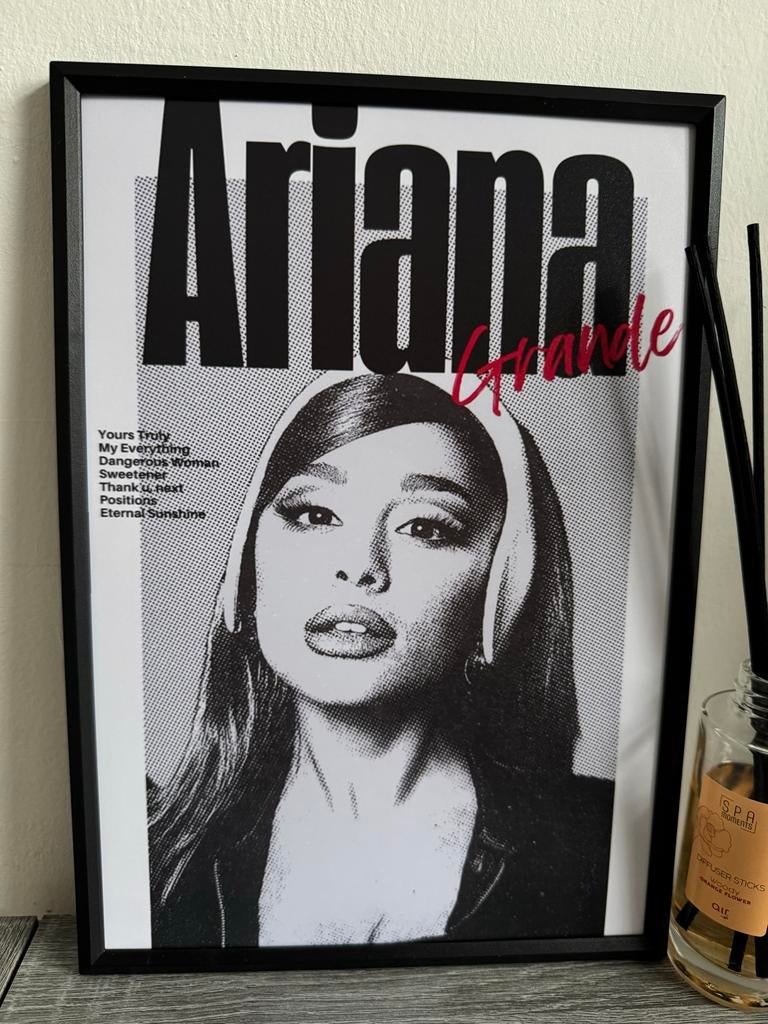 Ariana Grande Poster Ingelijst 21x30cm, Verzamelen, Posters, Met lijst, Ophalen of Verzenden, A1 t/m A3, Muziek