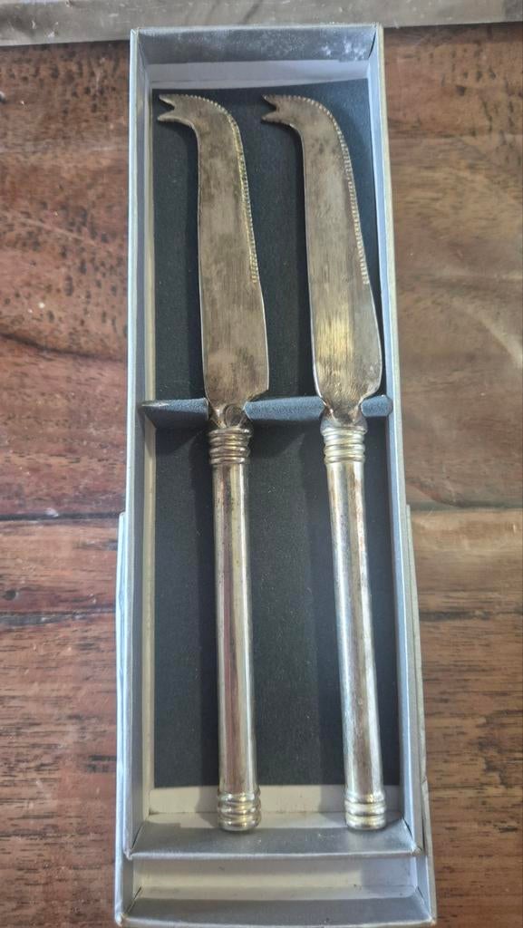 Twee zilverkleurige kaasmesjes in doosje, Antiek en Kunst, Antiek | Bestek, Ophalen of Verzenden