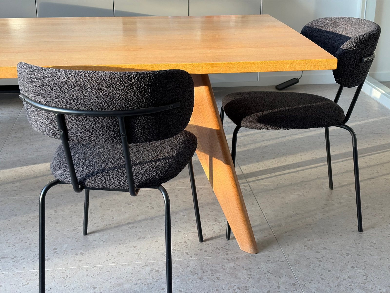 2 zwarte Kwantum eettafel stoelen met stoffen bekleding, Huis en Inrichting, Ophalen, Gebruikt, Twee, Zwart