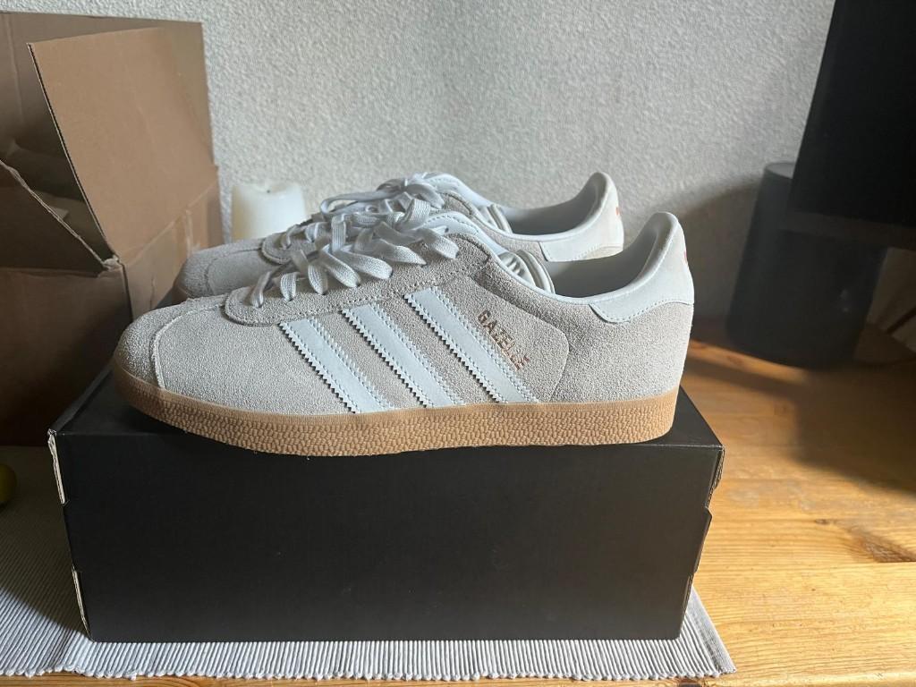 Adidas gazelle (Maat UK 6,5), Wit, Nieuw, Ophalen of Verzenden, Sneakers of Gympen