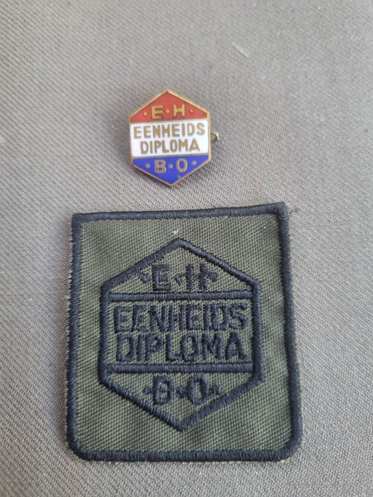 speldje en patch Eenheidsdiploma EHBO (genummerd), Ophalen of Verzenden, Landmacht, Nederland, Embleem of Badge