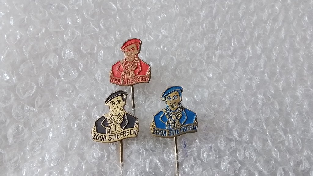 3 verschillende kleuren speldjes zoon stiefbeen, Verzamelen, Ophalen of Verzenden, Zo goed als nieuw, Overige onderwerpen
