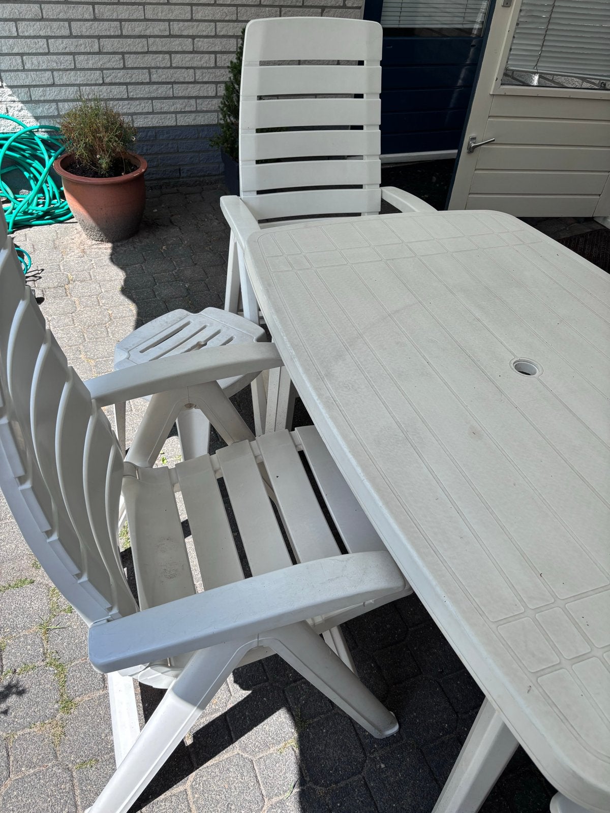 Witte kunststof tuinset met 4 stoelen en bijzettafel, Tuin en Terras, Ophalen, 4 zitplaatsen, Kunststof, Gebruikt