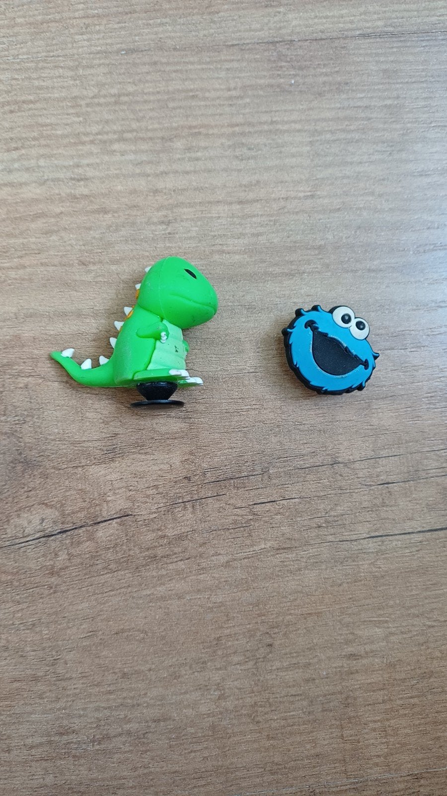 crocs jibbitz koekiemonster en dinosaurus, Verzamelen, Speldjes, Pins en Buttons, Ophalen of Verzenden, Overige onderwerpen