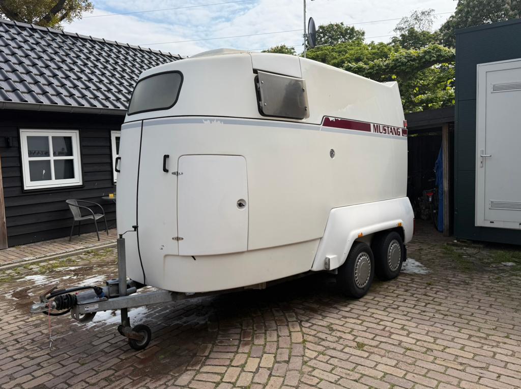 Mustang 2-Paards Paardentrailer | Volledig Polyester, Ophalen, Zo goed als nieuw, Polyester