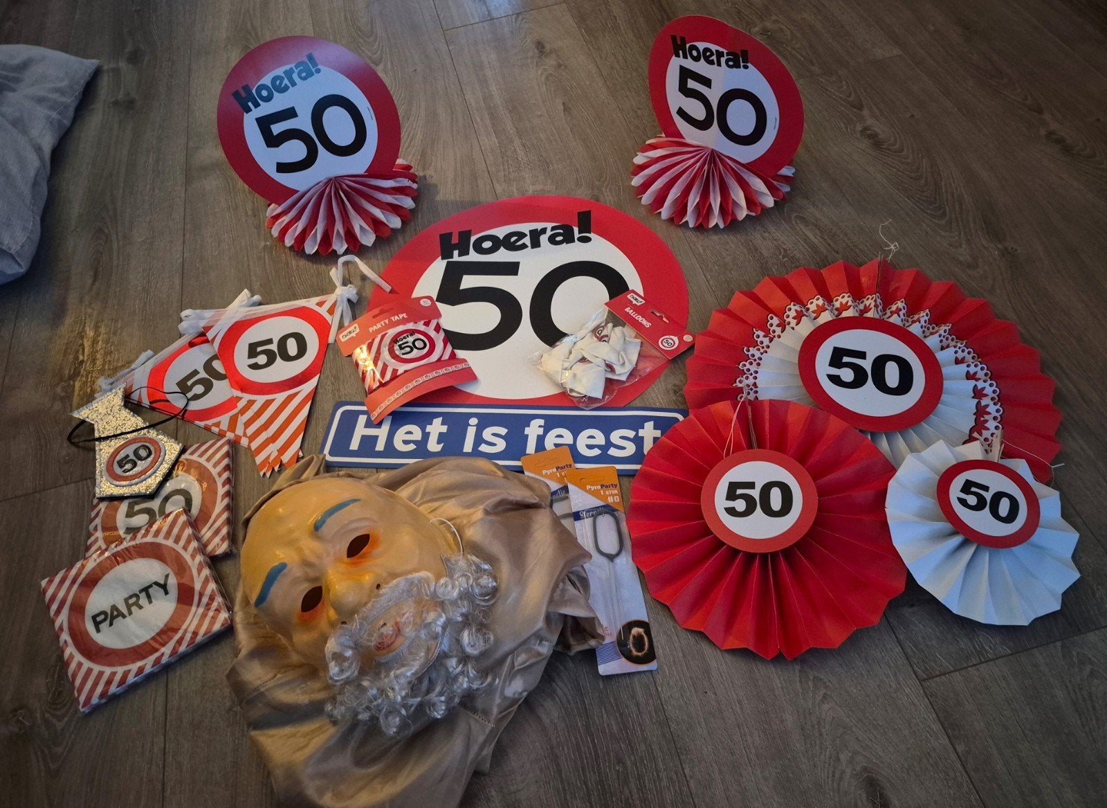 Abraham 50 jaar pakket met oa slingers, pop en masker, Ophalen of Verzenden, Zo goed als nieuw, Versiering, Abraham of Sarah