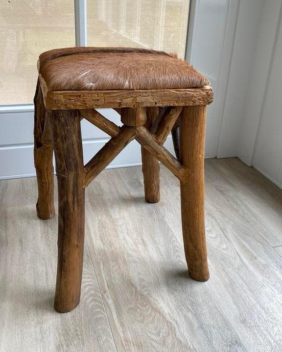 koeien,geiten huid krukje , kruk oud hout landelijk stoer, Huis en Inrichting, Krukjes, Ophalen of Verzenden, Zo goed als nieuw