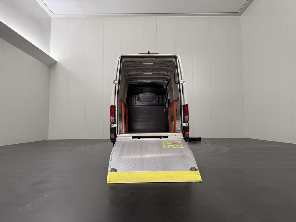 Volkswagen Crafter 2.0TDI 140PK Automaat L3H3 | Laadklep | A, Auto's, Bestelauto's, Stof, Gebruikt, 4 cilinders, Volkswagen