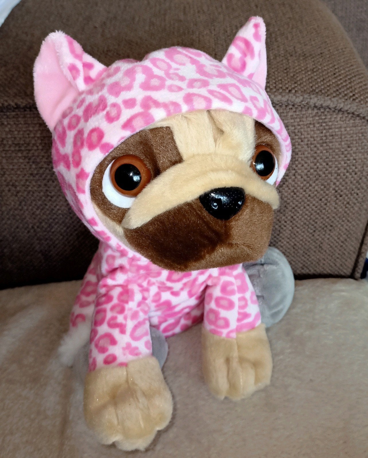 keel toys, love pugsley, bruin hondje in roze panterprintpak, Overige merken, Zo goed als nieuw, Middelgroot (20 tot 80 cm), Met label