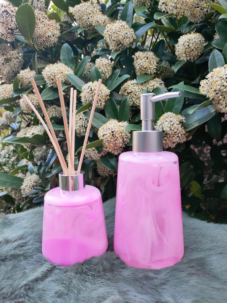 NIEUW Roze diffuser en zeepdispenser set, Huis en Inrichting, Woonaccessoires | Overige, Zo goed als nieuw, Kunststof, Roze, Modern