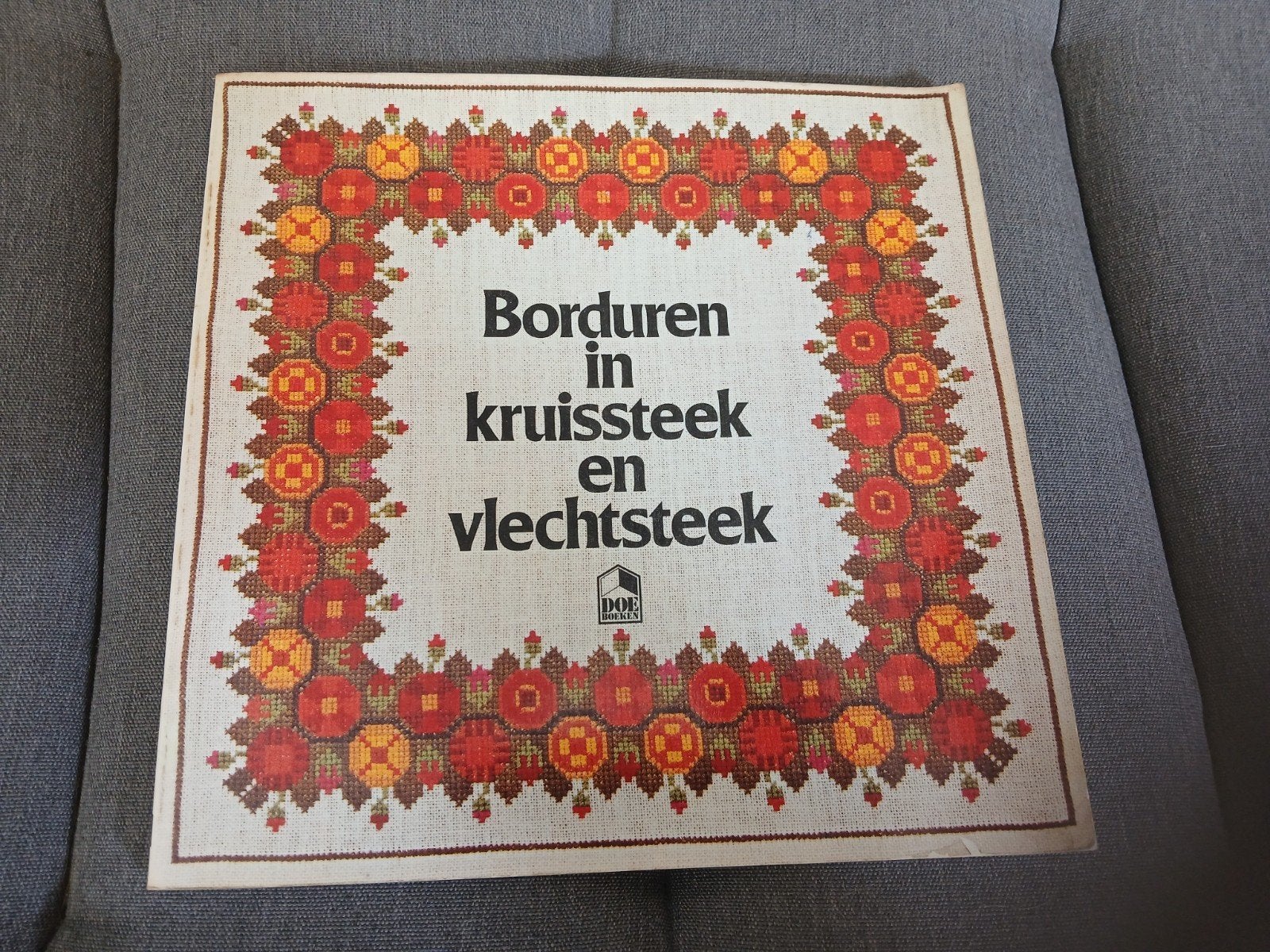 Borduren in kruissteek en vlechtsteek - Stig-Thore Nilsson, Ophalen of Verzenden, Gebruikt, Handborduren, Patroon