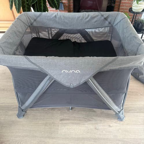 Nuna Sena Reisbedje - Zo goed als nieuw, Kinderen en Baby's, Ophalen, Zo goed als nieuw, Reisbedje