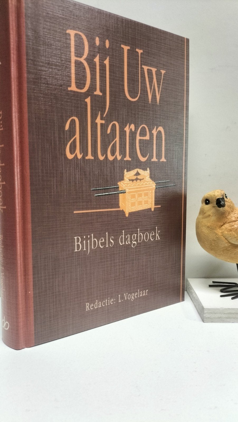 Vogelaar, L. e.a.; Bij Uw altaren (Bijbels dagboek), Boeken, Ophalen of Verzenden, Gelezen, Christendom | Protestants