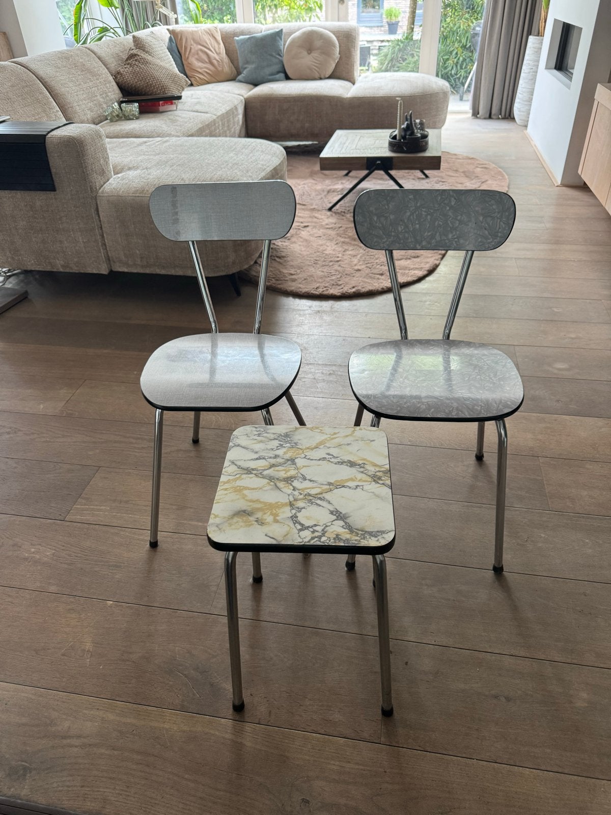 2 Formica stoeltjes met tafeltje/krukje, Gebruikt, Twee, Overige kleuren, Ophalen of Verzenden