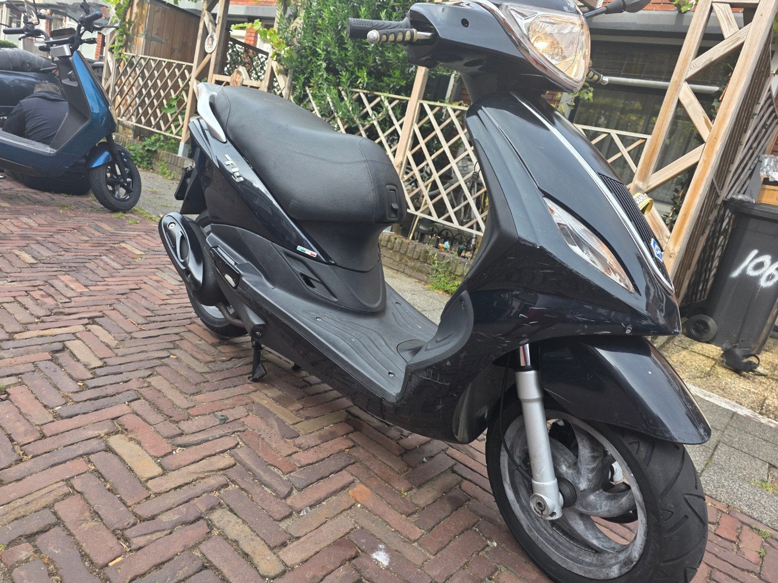 Piaggio Fly scooter - Zwart - Kleine krasjes op kappen, Fietsen en Brommers, Snorfietsen en Snorscooters, Ophalen of Verzenden