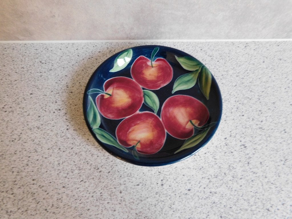 Bord 11 cm. Appel Vic's Handpainted, Overige merken, Ophalen of Verzenden, Zo goed als nieuw, Bord(en)