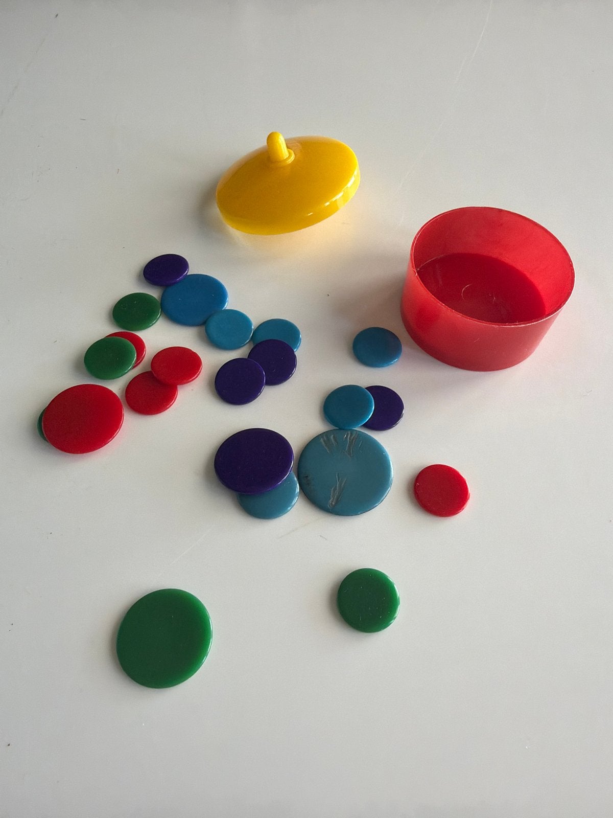 Kleurrijke fiches en tol voor spelletjes, Kinderen en Baby's, Ophalen of Verzenden, Gebruikt, Jongen of Meisje