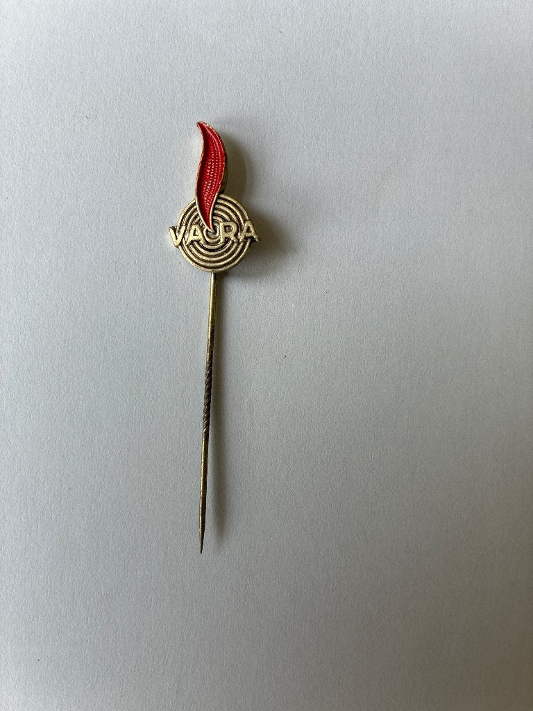 VARA vlam speldje, Verzamelen, Ophalen of Verzenden, Zo goed als nieuw, Overige onderwerpen, Speldje of Pin