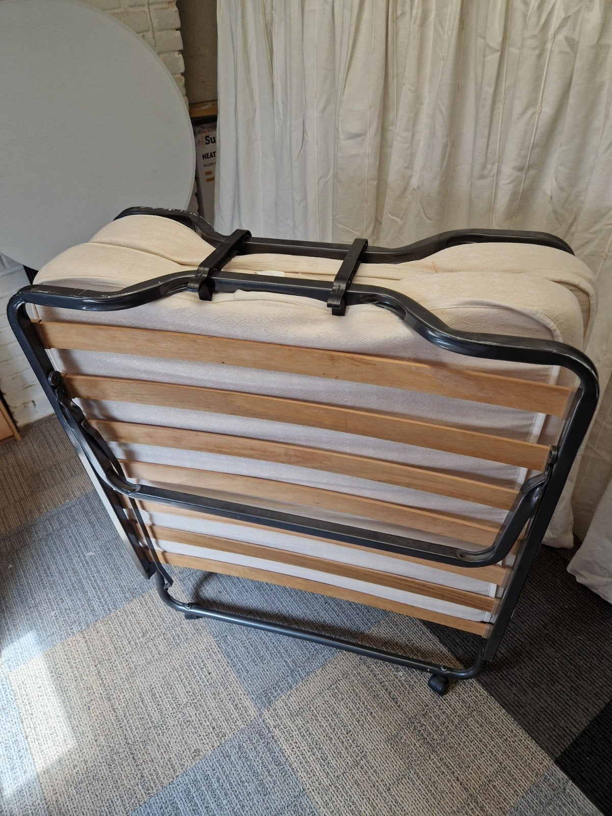 Opklapbed - Handig en compact logeerbed, Huis en Inrichting, Slaapkamer | Bedden, Ophalen, Gebruikt, Overige maten, Metaal