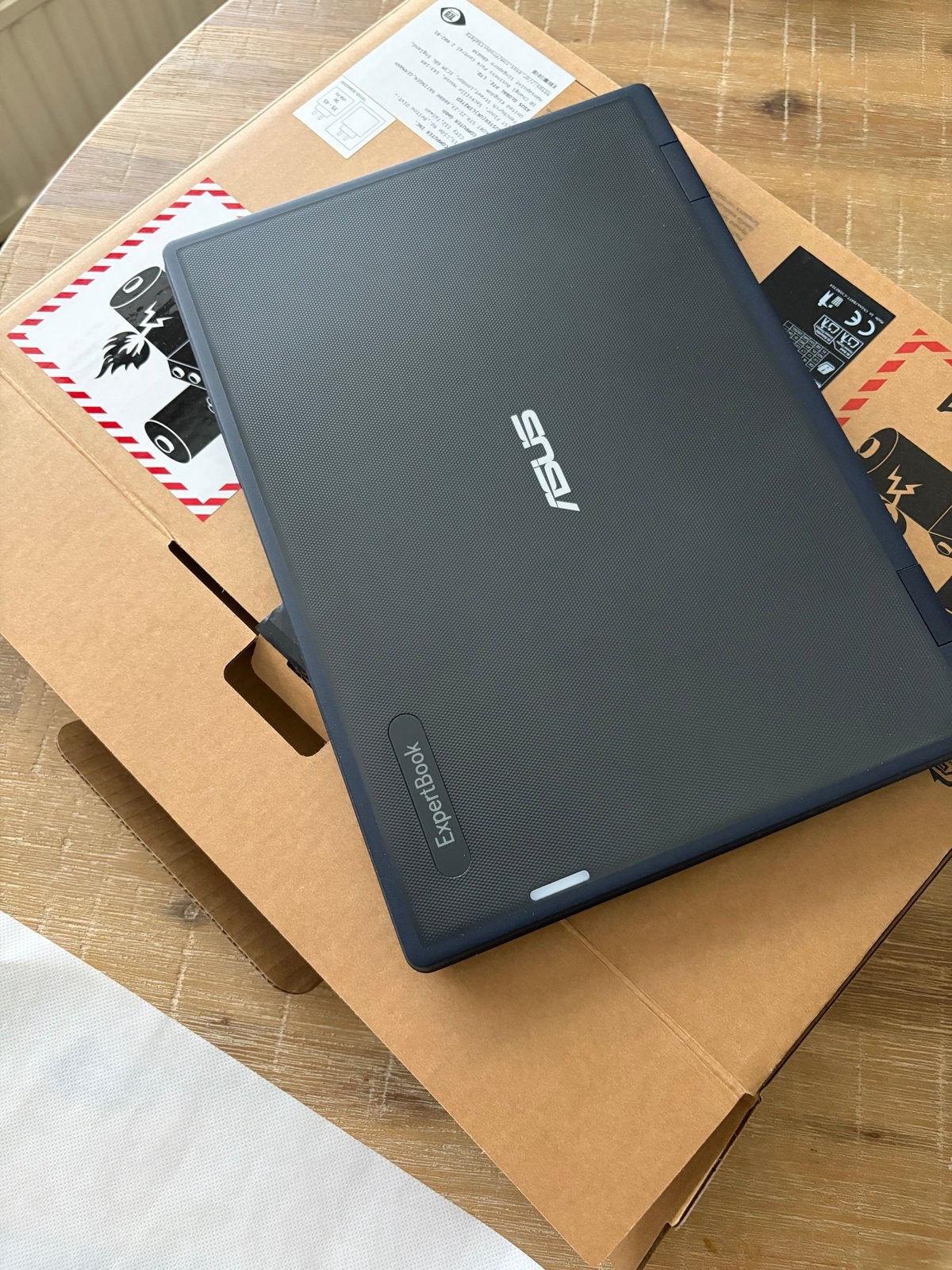 ASUS ExpertBook Laptop - Nieuw in doos, Met videokaart, Qwerty, 8 GB, 11 inch