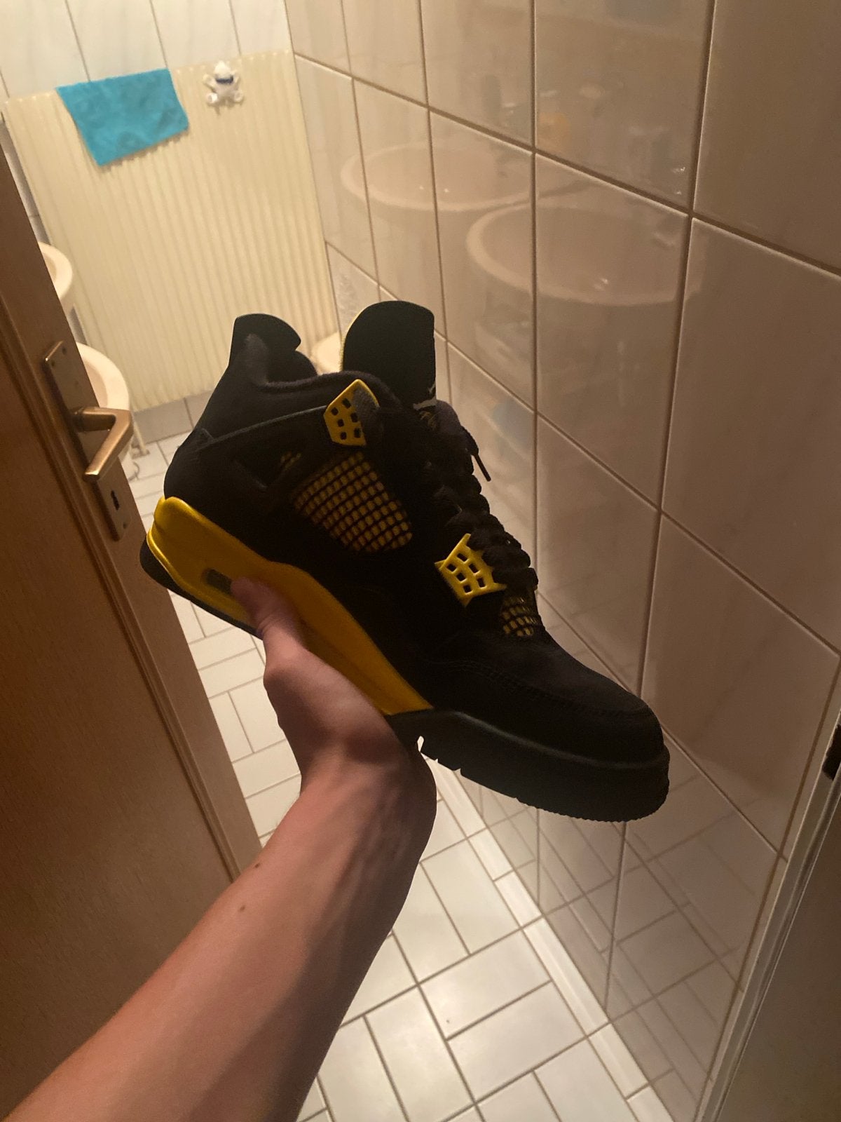 Jordan 4 Retro Thunder (2023) - Zwart/Geel, Zwart, Ophalen of Verzenden, Sneakers of Gympen, Zo goed als nieuw