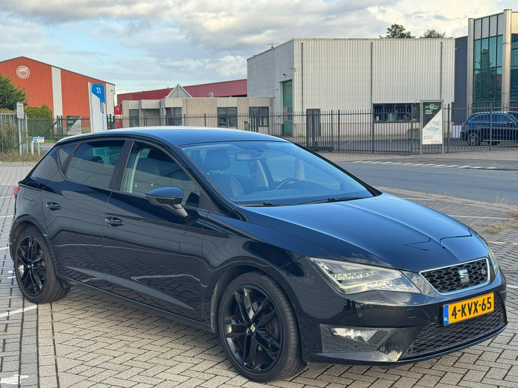 SEAT Leon 1.4 TSI FR Business NAP/NAVI/CRUISE, Voorwielaandrijving, Stof, Gebruikt, Zwart