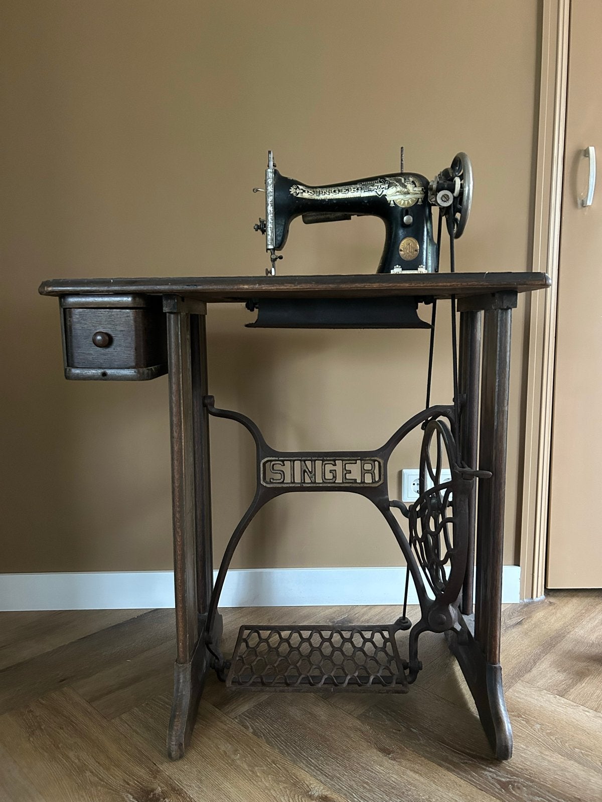 Antieke Singer Naaimachine met Onderstel, Ophalen