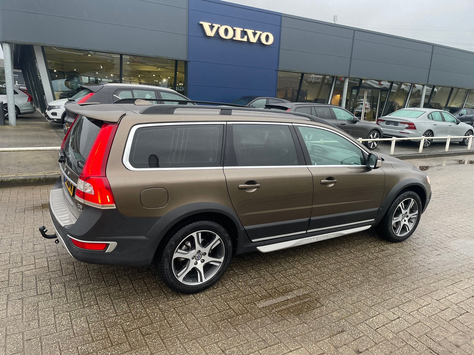 Volvo XC70 2.4D D5 158KW AWD Aut6 2013 Bruin, Auto's, Volvo, Automaat, 1698 kg, Zwart, 197 €/maand