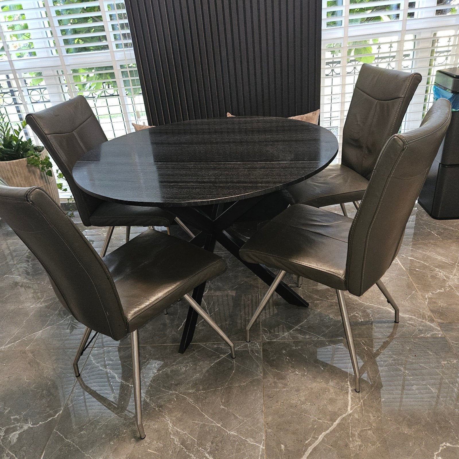Eettafel marmer met 4 leren stoelen - Modern design, Overige materialen, Gebruikt, Ophalen of Verzenden, Vier personen