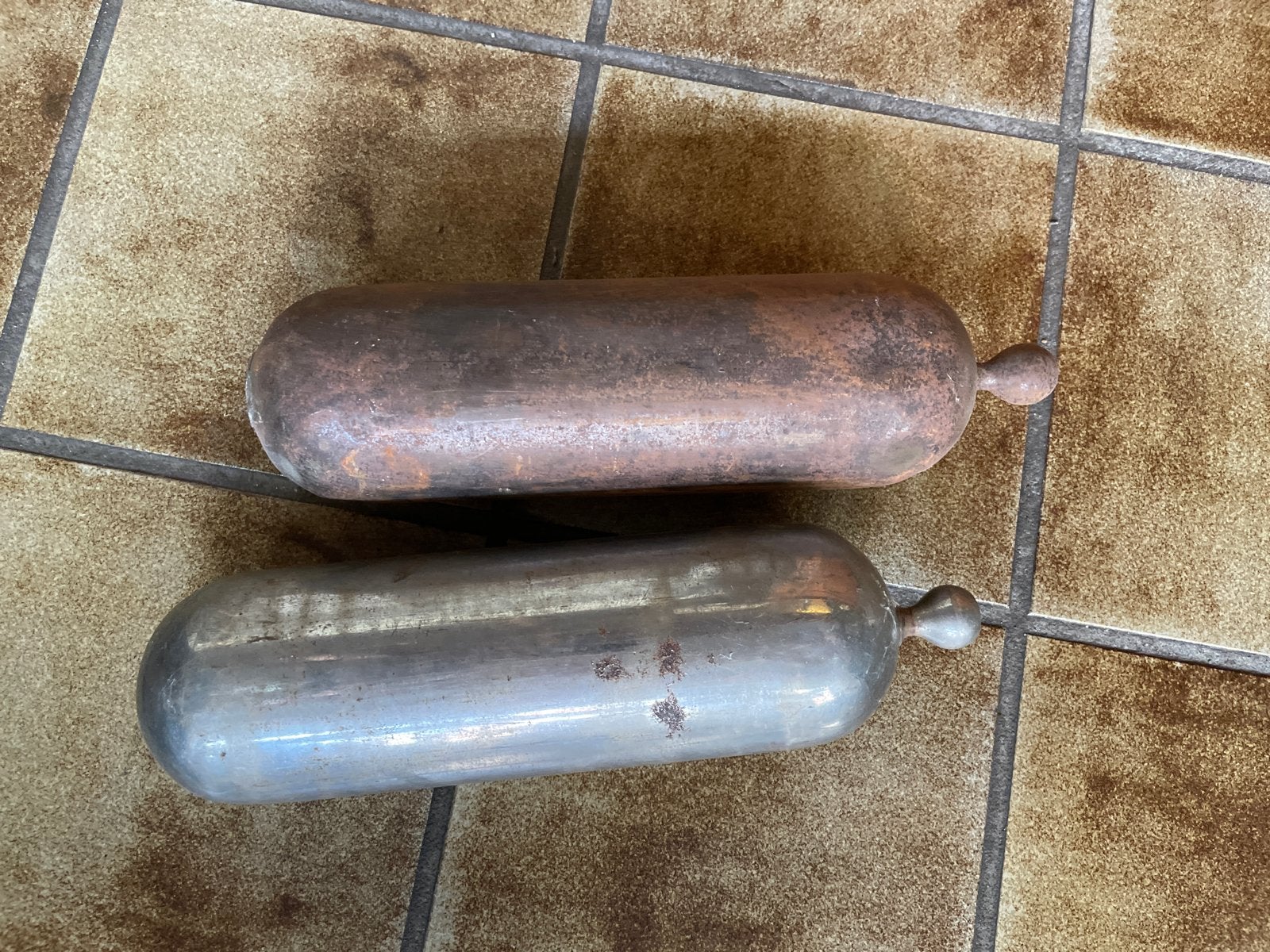 Set van 2 vintage metalen kruiken, Ophalen