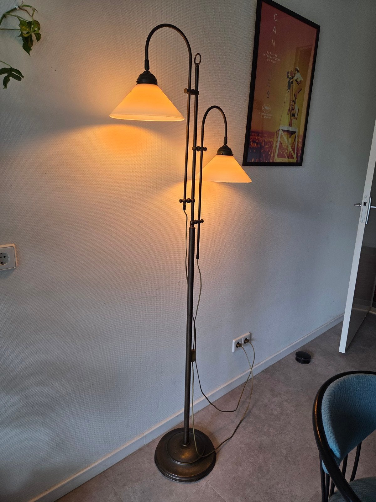 Vintage messing vloerlamp met twee opalen kappen, Ophalen