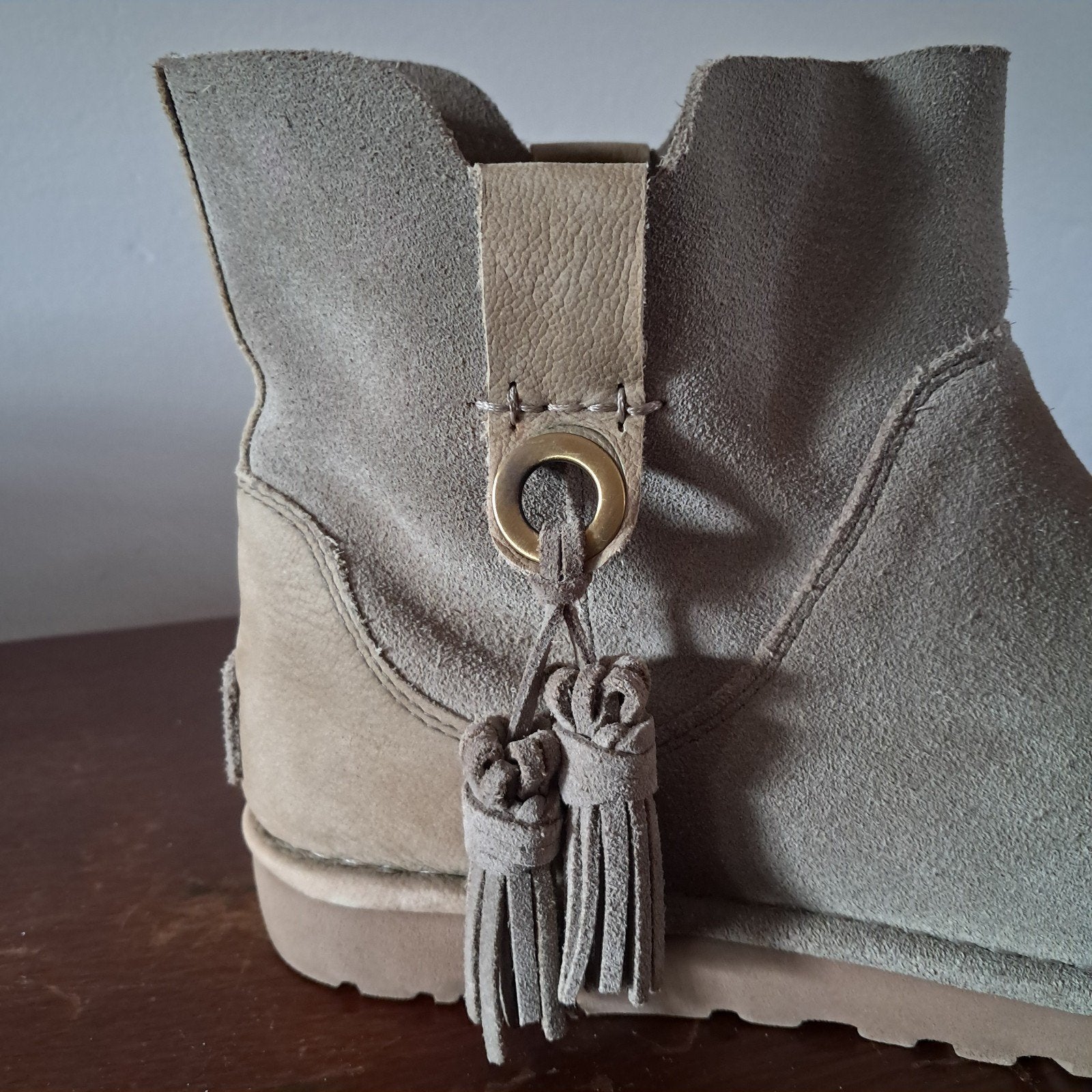 Ugg enkellaarsjes, grijs/taupe suède, maat 41, Kleding | Dames, Schoenen, Lage of Enkellaarzen, Ophalen of Verzenden, Ugg Australia