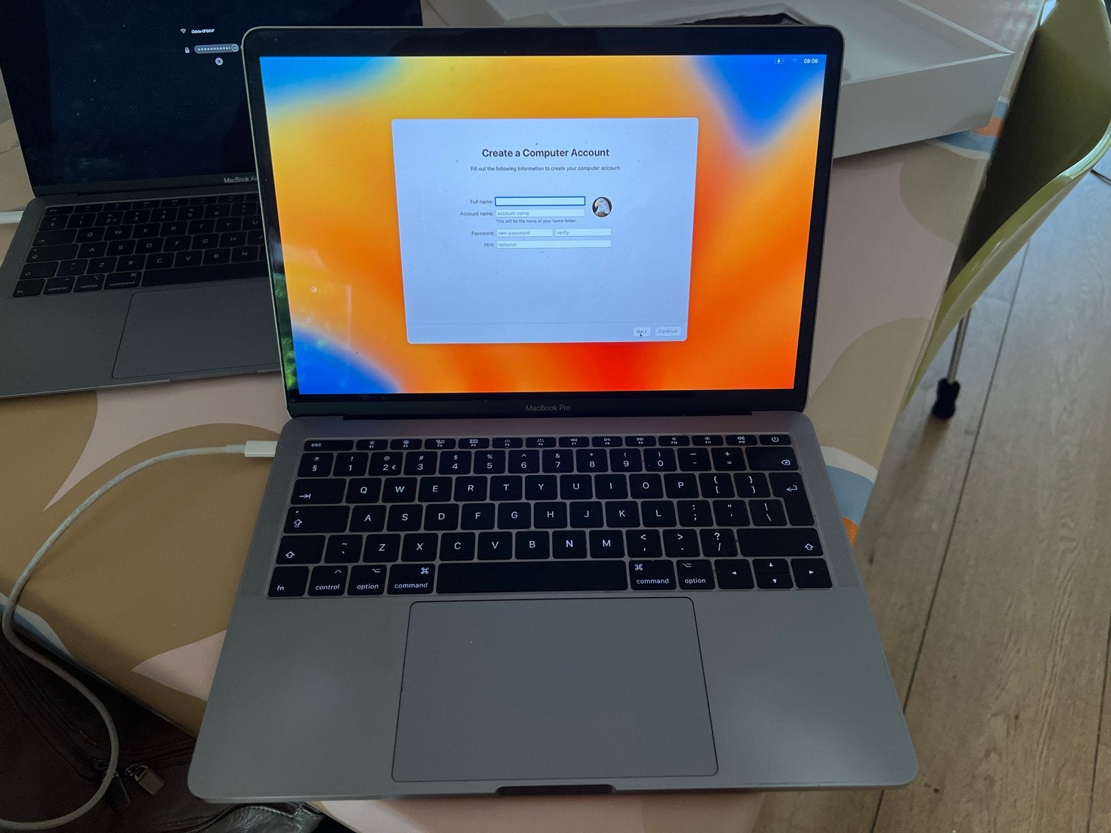 Foto 3 van MacBook Pro (2017) met oplader - Lichte krasjes