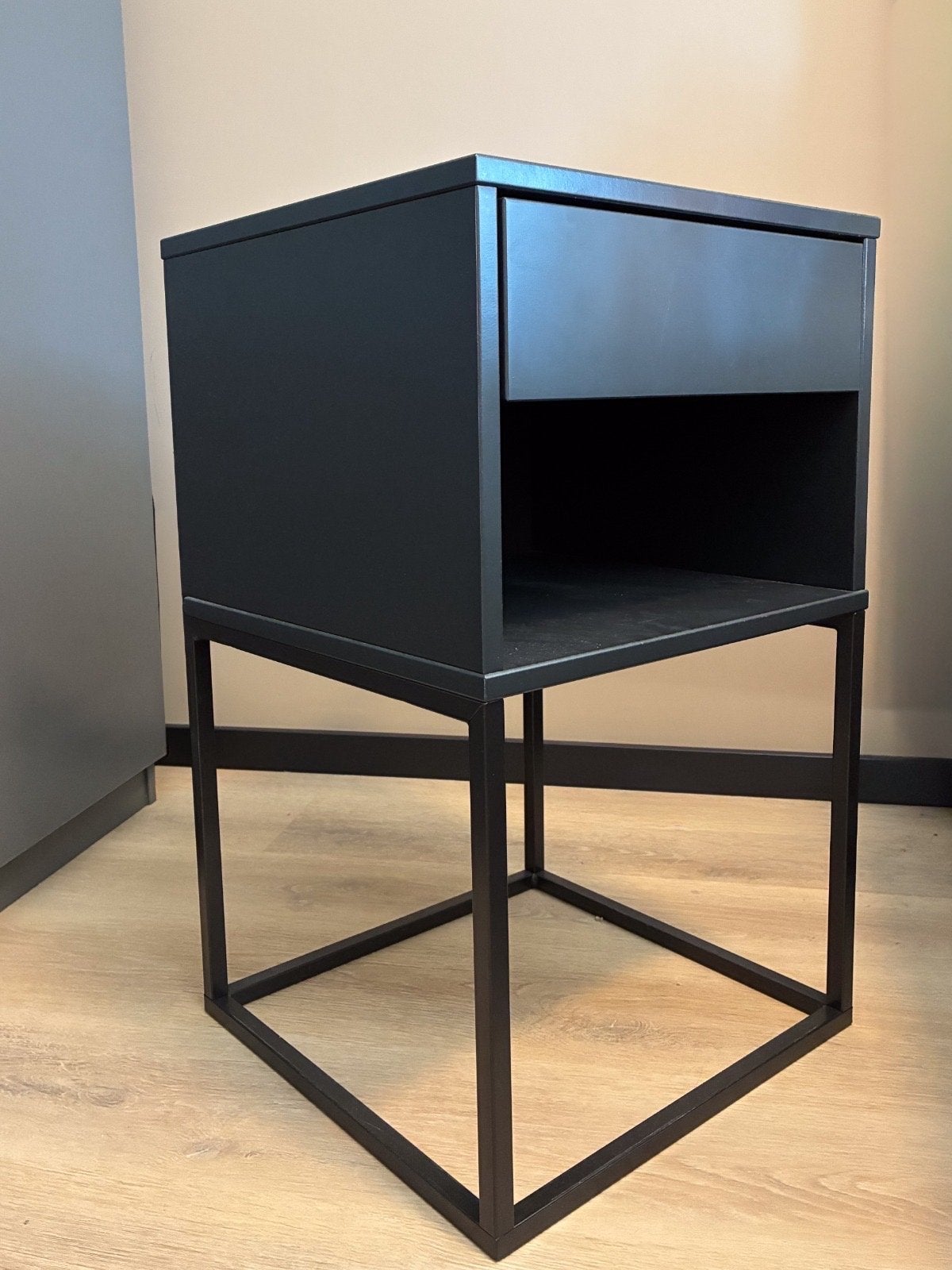 2 x IKEA VIKHAMMER Zwart nachtkastje, Ophalen, Minder dan 45 cm, 55 tot 70 cm, Zo goed als nieuw