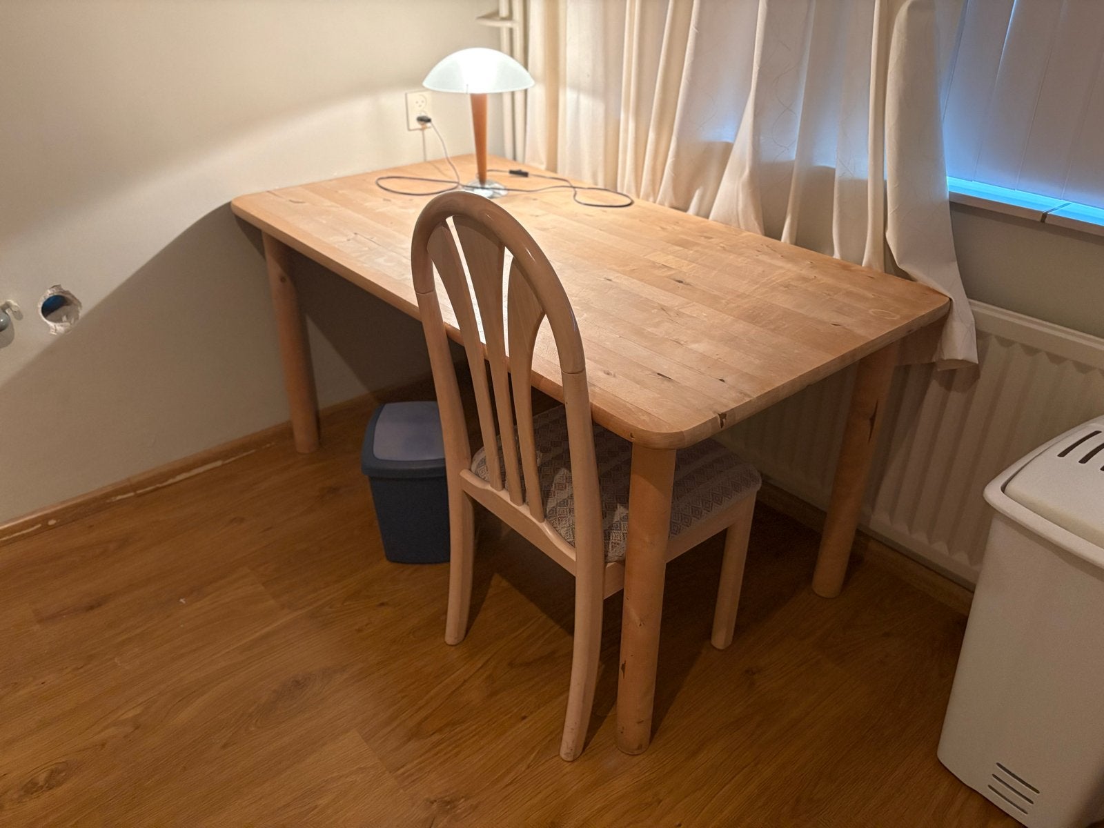Houten eettafel/bureau met stoel, Huis en Inrichting, Tafels | Eettafels, Ophalen, Gebruikt, 100 tot 150 cm, Tot twee personen