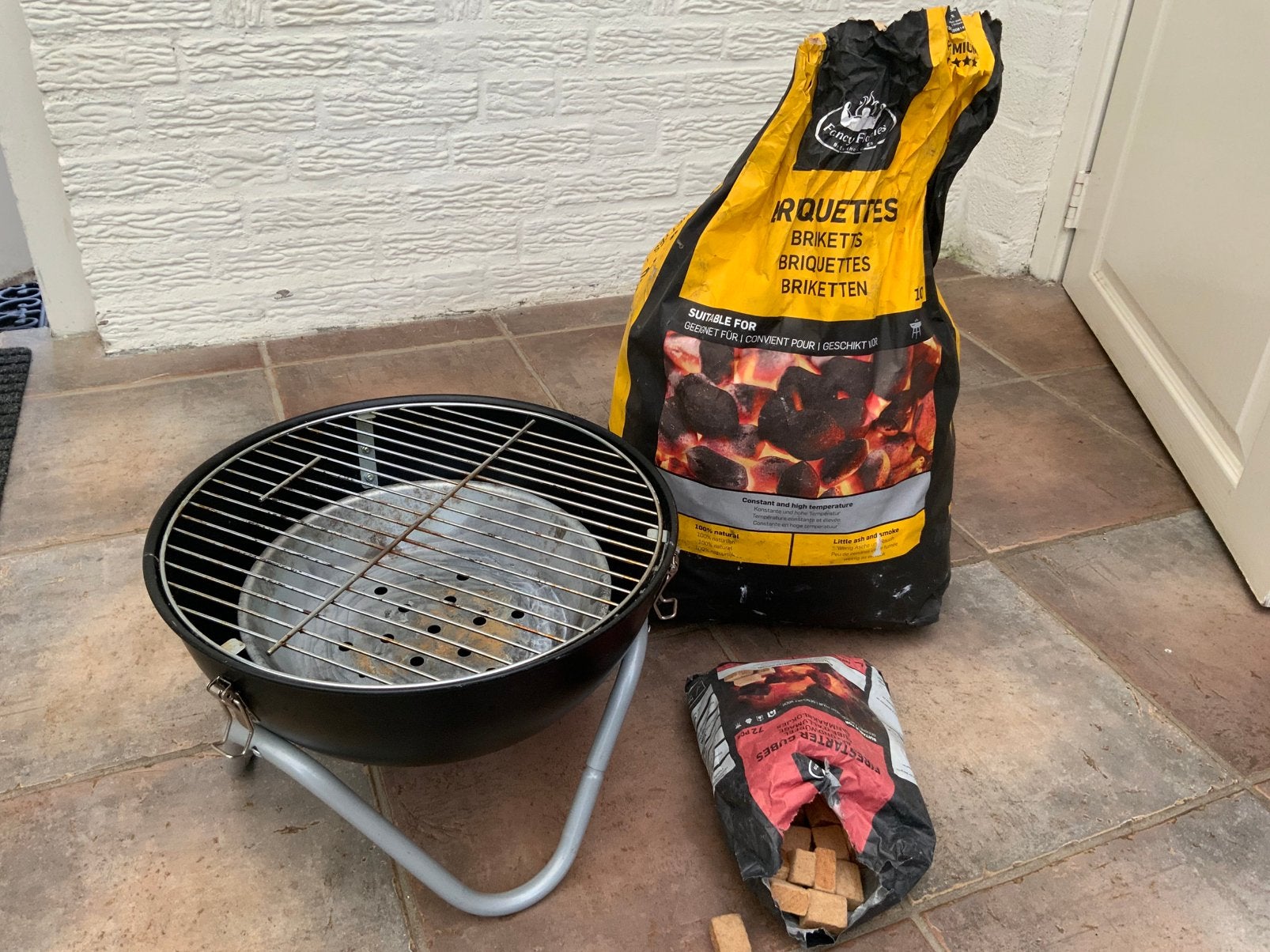 BBQ met zak houtskool en aanmaakblokjes, Ophalen, Zo goed als nieuw