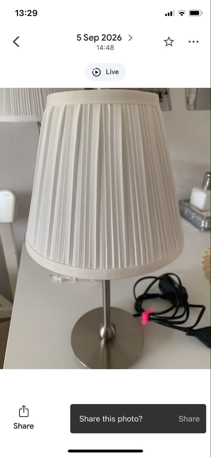 Witte tafellamp met geplooide kap, Huis en Inrichting, Wit, Zo goed als nieuw, Met kap, Modern