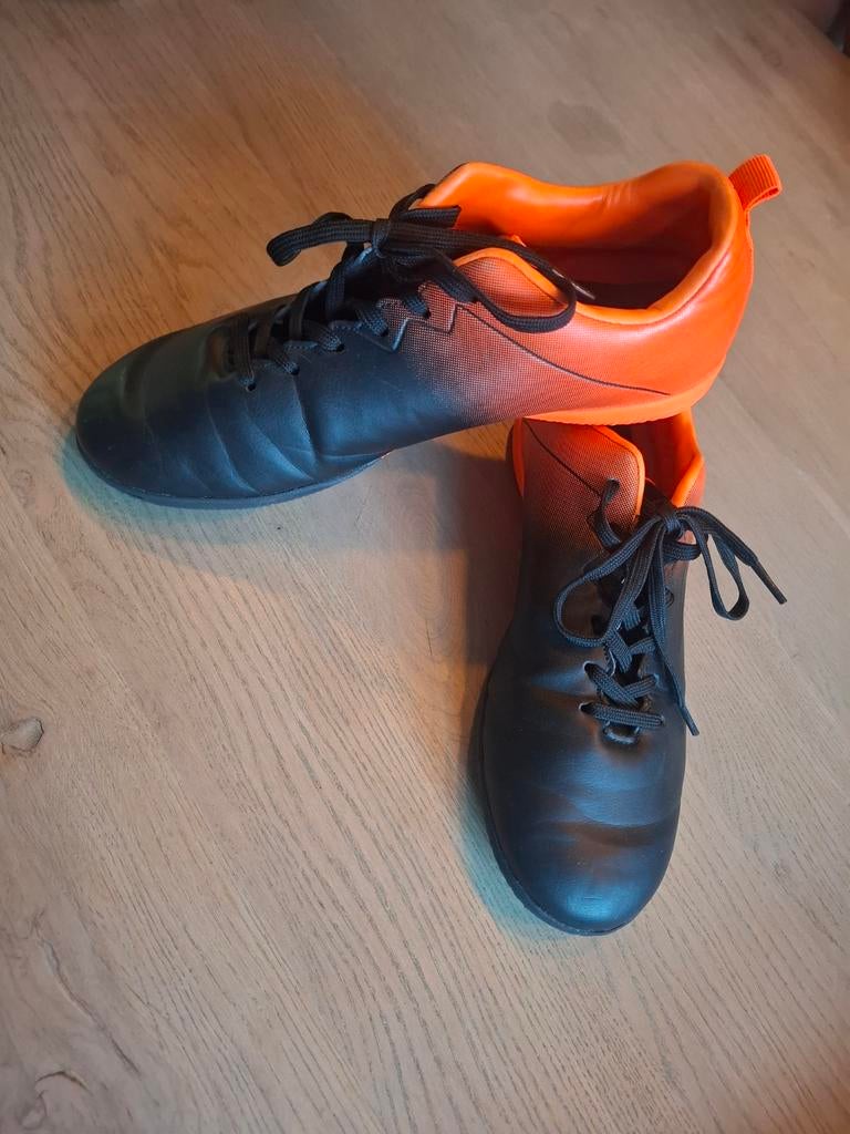 Dutchy Zwarte en oranje zaalvoetbalschoenen - Maat 37, Ophalen of Verzenden, Gebruikt, Schoenen